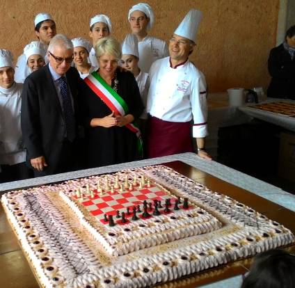 Il presidente davanti alla torta con il sindaco Marica Dalla Valle